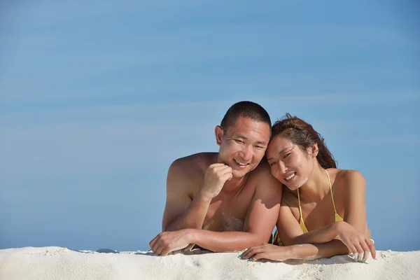 亚洲夫妇在海滩上享受夏天 — 图库照片