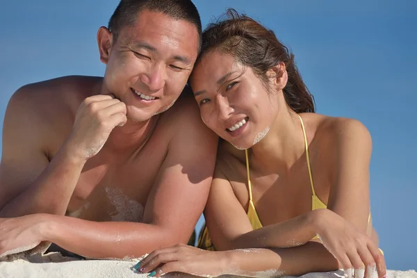 Aziatische paar genieten van de zomer op het strand — Stockfoto