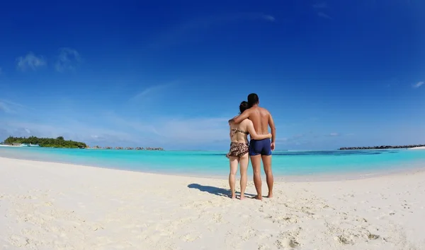 Asiatiska par njuter av sommaren på stranden — Stockfoto