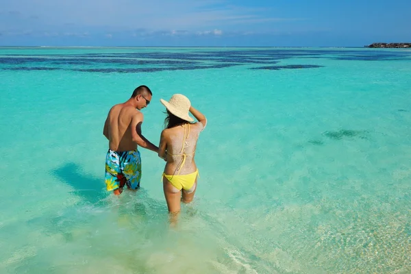 Asiatiska par njuter av sommaren på stranden — Stockfoto