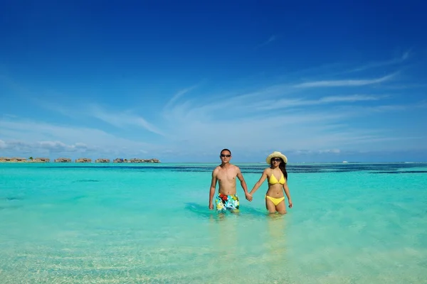 Asiático pareja disfrutando verano en playa — Foto de Stock