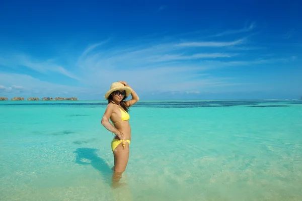 Mujer asiática descansando sobre arena en playa — Foto de Stock