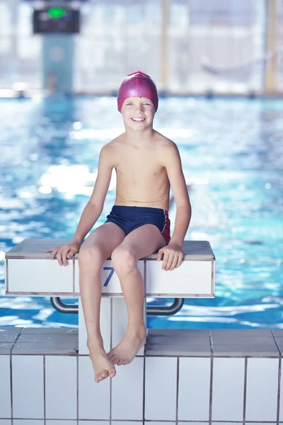 Bambino felice in piscina — Foto Stock