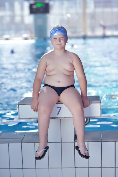 Criança feliz na piscina — Fotografia de Stock