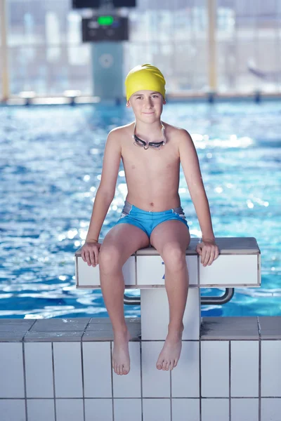 Criança feliz na piscina — Fotografia de Stock