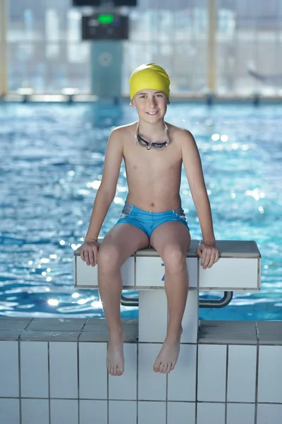 Enfant heureux sur la piscine — Photo