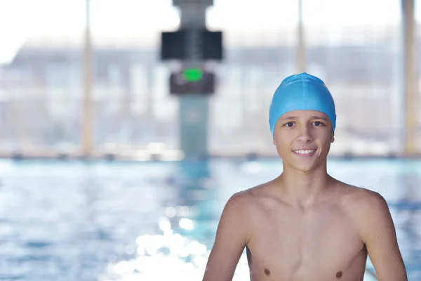 Enfant heureux sur la piscine — Photo