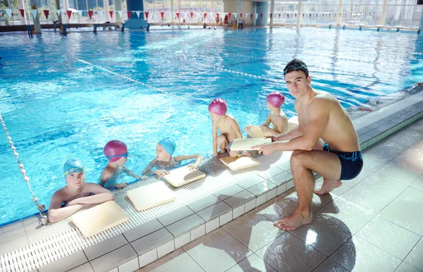 Heureux groupe d'enfants à la piscine — Photo