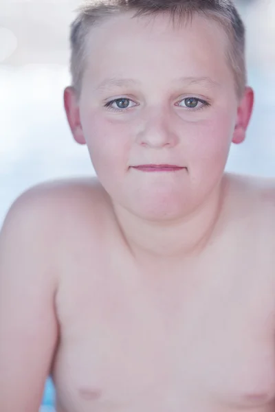 De gelukkige kinderen groep bij zwembad — Stockfoto