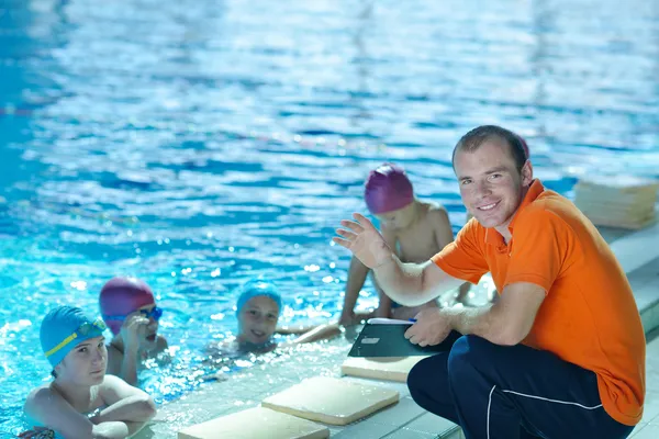 Gruppo di bambini felici in piscina — Foto Stock