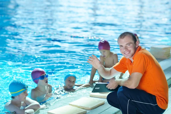 Grupo de crianças felizes na piscina — Fotografia de Stock