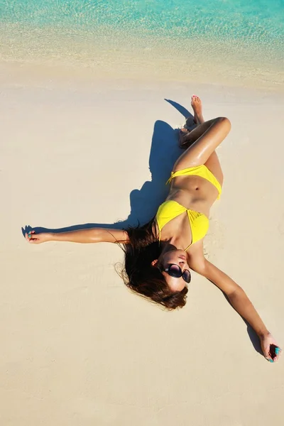 Jolie femme reposant sur la plage tropicale — Photo