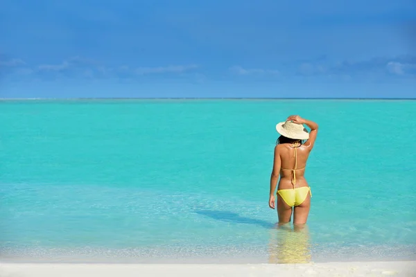 Hezká žena odpočívá na tropické pláži — Stock fotografie