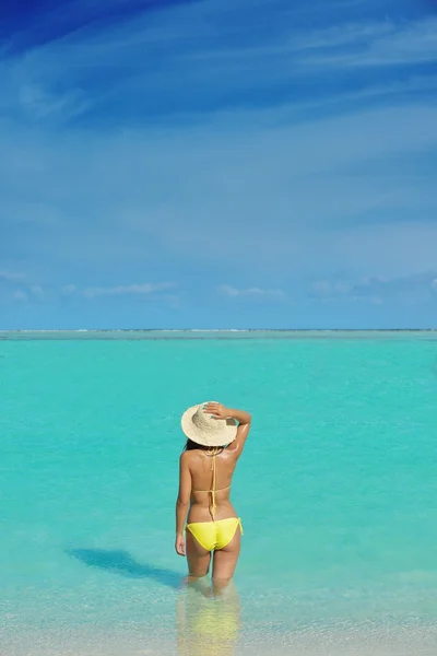Hezká žena odpočívá na tropické pláži — Stock fotografie