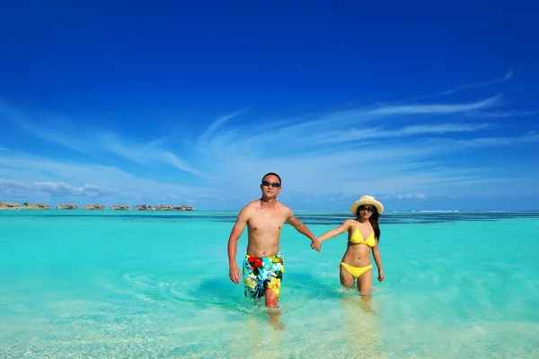 Feliz jovem casal desfrutando de verão na praia — Fotografia de Stock