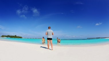 mutlu genç grup var eğlenceli bach üzerinde