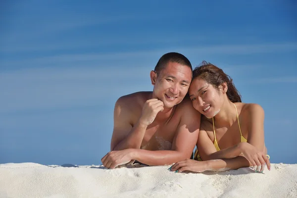 Feliz pareja joven disfrutando del verano en la playa — Foto de Stock