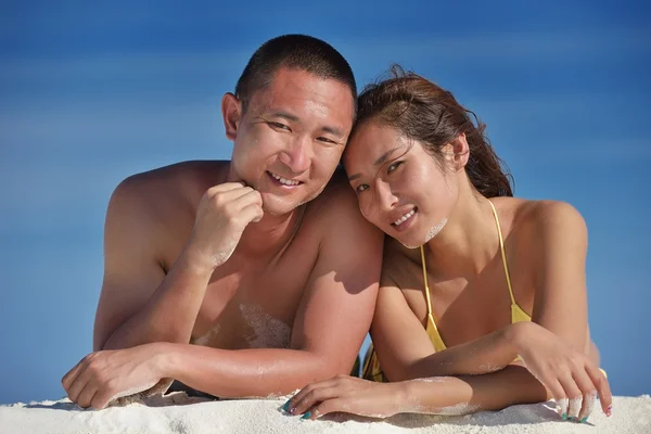 Feliz pareja joven disfrutando del verano en la playa — Foto de Stock