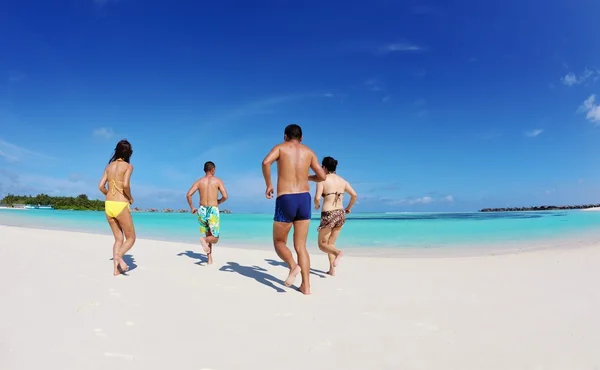 Grupo de jovens felizes se divertir no bach — Fotografia de Stock