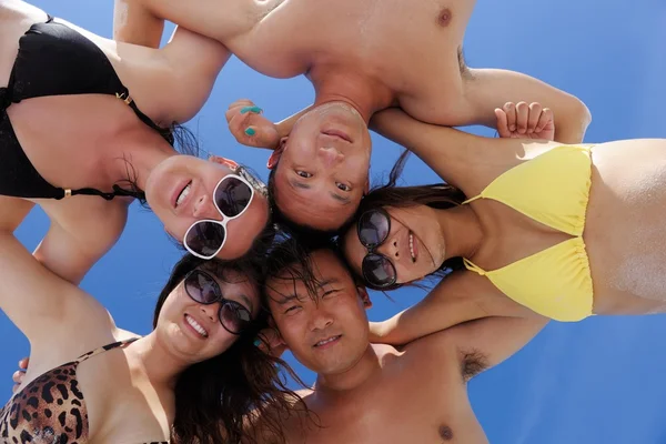 Grupo de jóvenes felices divertirse en bach — Foto de Stock