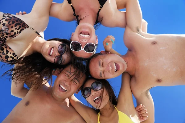 Grupo de jóvenes felices divertirse en bach — Foto de Stock