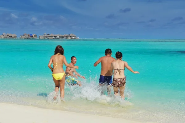 Grupo de jovens felizes se divertir no bach — Fotografia de Stock