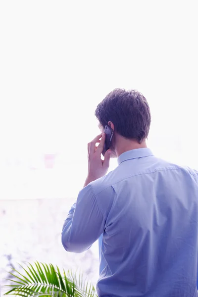 Uomo d'affari che parla al cellulare — Foto Stock