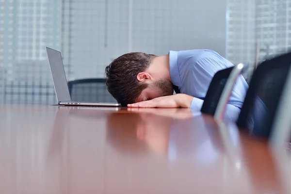 Бізнесмен з проблемами і стресом в офісі — стокове фото