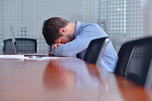 Homme d'affaires avec des problèmes et le stress dans le bureau — Photo