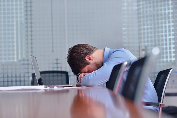 Affärsman med problem och stress på kontoret — Stockfoto