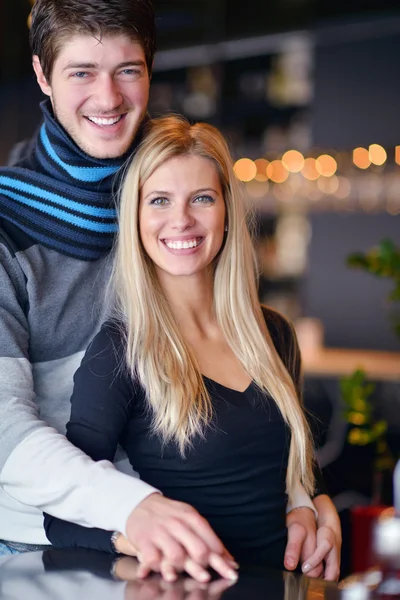 Retrato de um jovem casal feliz — Fotografia de Stock