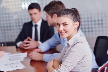 iş kadını ofiste arka planda onu personel ile