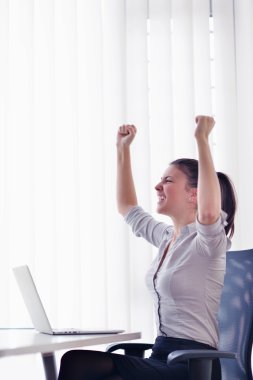 İş kadını ofiste.