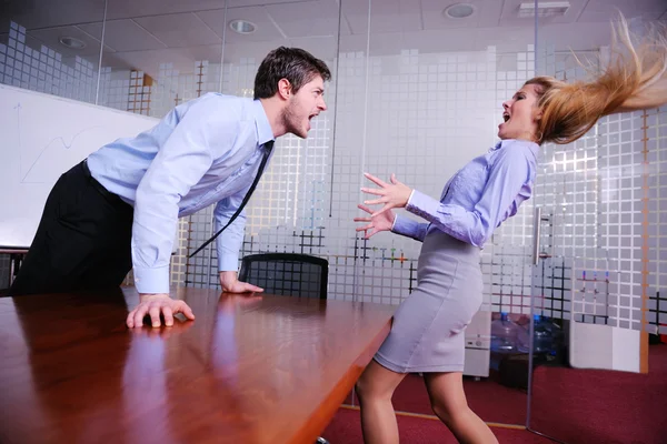 Irritado busines sman gritando com empregado — Fotografia de Stock
