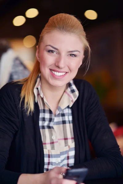 Zakenvrouw praten via de telefoon — Stockfoto