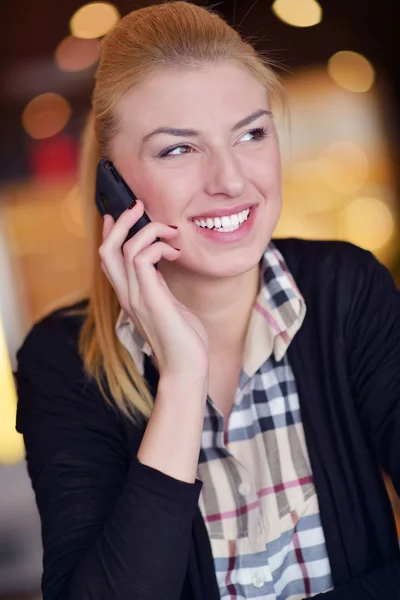 Mujer de negocios hablar por teléfono — Foto de Stock