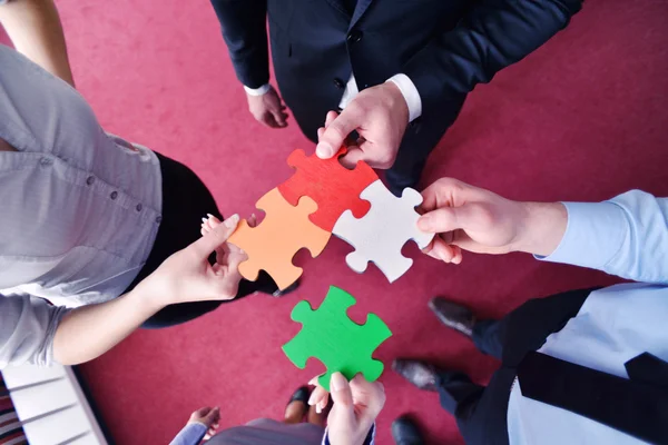Gruppo di business assemblaggio puzzle — Foto Stock
