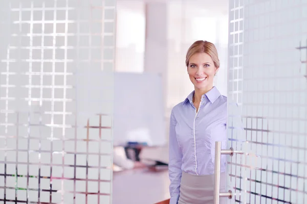 Femme d'affaires avec son personnel en arrière-plan au bureau — Photo