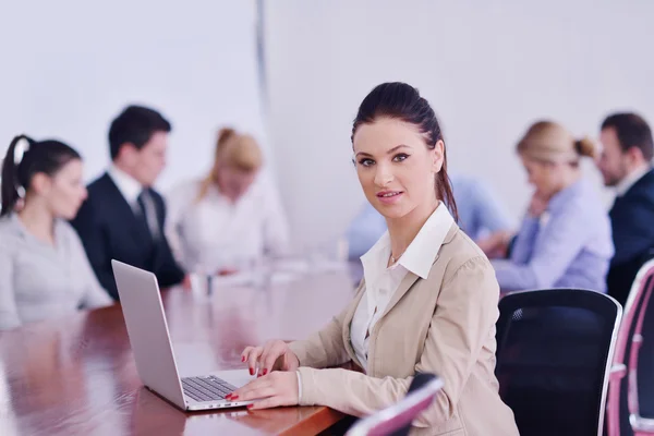 Femme d'affaires avec son personnel en arrière-plan au bureau — Photo