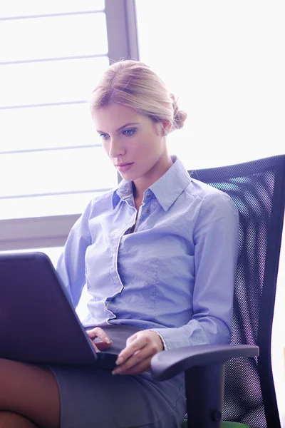 Mujer de negocios en la oficina — Foto de Stock