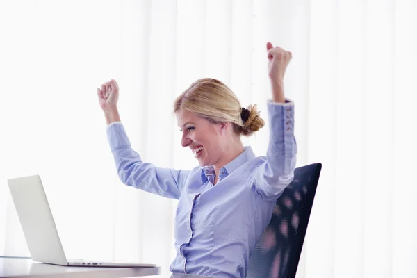 Geschäftsfrau im Büro — Stockfoto