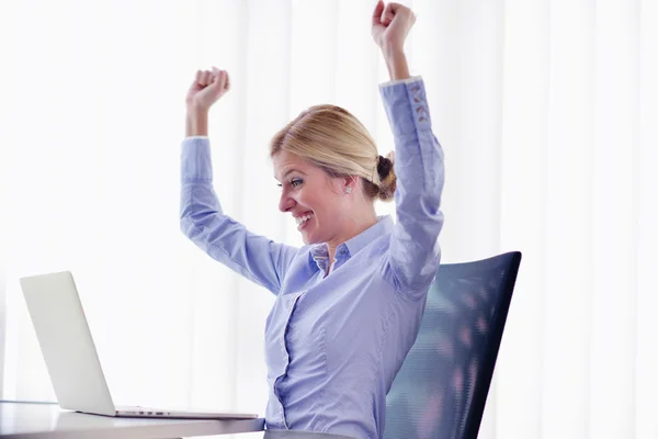 Mujer de negocios en la oficina — Foto de Stock