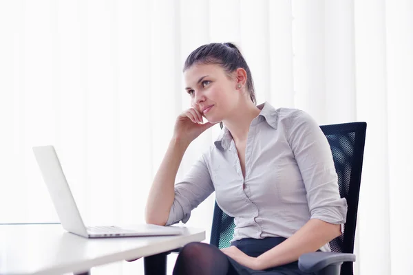 Femme d'affaires au bureau — Photo