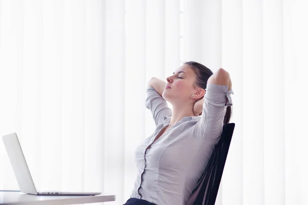 Mujer de negocios en la oficina — Foto de Stock