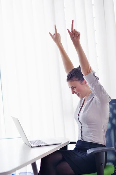 Geschäftsfrau im Büro — Stockfoto