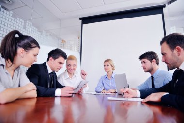 ofisinde toplantıda iş