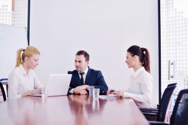 ofisinde toplantıda iş