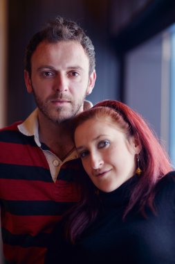 Mutlu genç bir çiftin portresi.