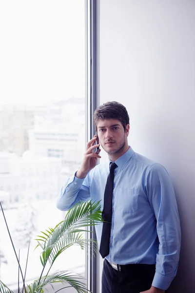 Zakenvrouw praten via de telefoon — Stockfoto