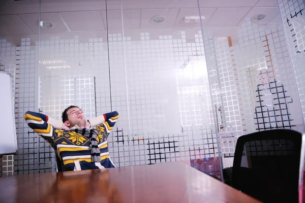 Glücklicher junger Geschäftsmann im Büro — Stockfoto